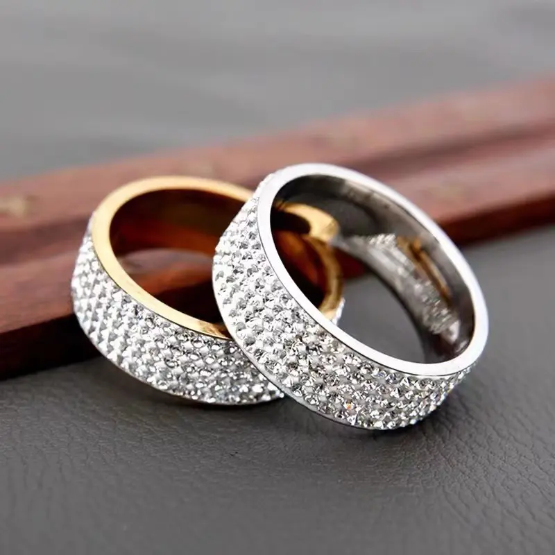 Nhẫn Titan Đính Đá Lấp Lánh Thời Trang Hàn Quốc Cho Nam Nữ Nhẫn Nam, Kim Cương Giả Đất Sét Nóng, Chất Liệu Thép Titan Thiết Kế Năm Hàng Kim Cương Bùn, Nhẫn Thép Không Gỉ, Năm Hàng, Năm 2025 2