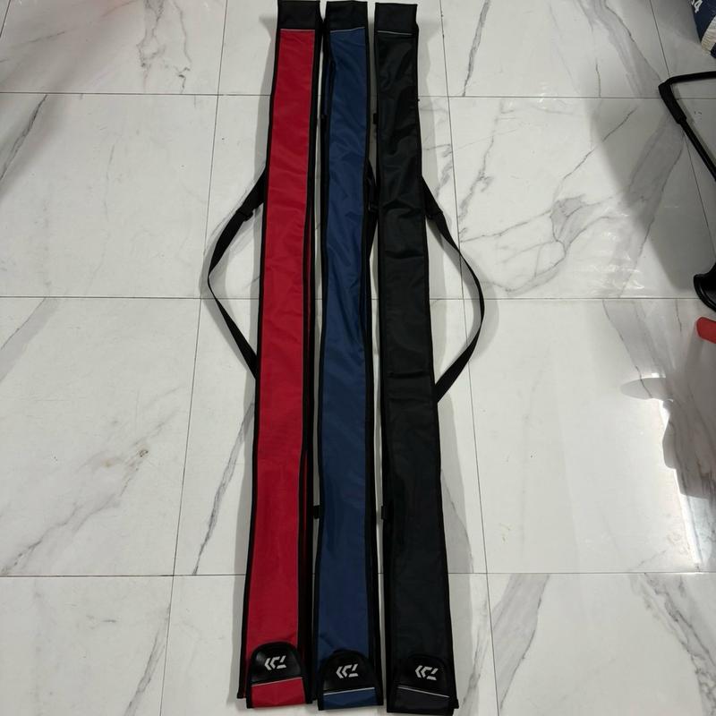 Bao cần daiwa 2 ngăn dài 1,75m để được 2 cần dựng 3,3m và 1 chống bên ngoài bao có 2 ngăn để đọt cần và gốc cần riêng biệt chống trầy xước