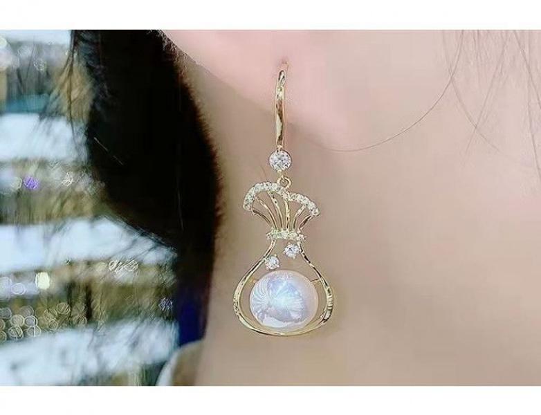 Product Introduction of Hoa Tai Cao Cấp, Màu Đỏ, Phong Cách Mới, Dành Cho Nữ, Thời Trang Thanh Lịch, Hợp Xu hướng, Dễ Phối Đồ, Phổ Biến, Năm 2024, Chất Lượng Cao Women 3