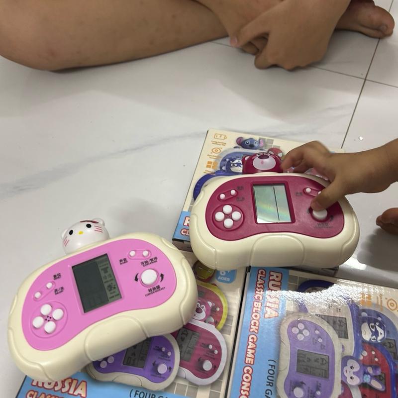 Máy Chơi Game Cầm Tay 4 Nút Huyền Thoại Thiết Kế Hiện Đại Với Nhiều Trò Chơi Tuổi Thơ Xếp Gạch, Xe Tăng, Đua Xe... may  choi mini máy  chơi 1