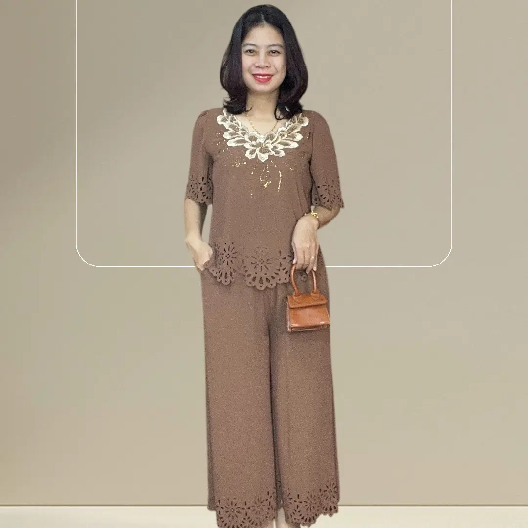 Bộ tằm ý ép đá cổ thêu, lai đục lỗ. Quần ống rộng, lưng thun túi 2 bên