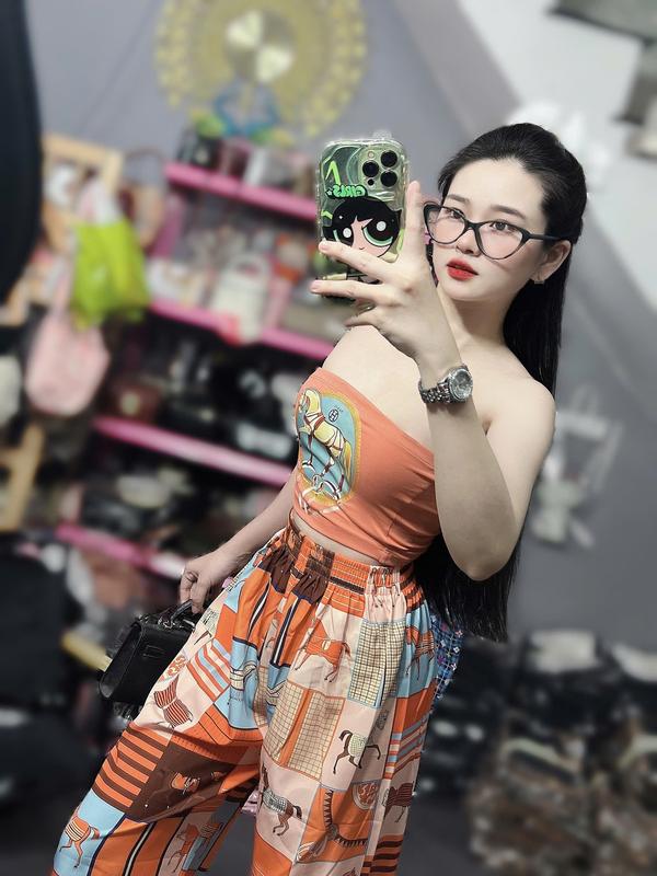 Set áo thun ống in hình kèm quần ống rộng in hình - hai màu áo 1