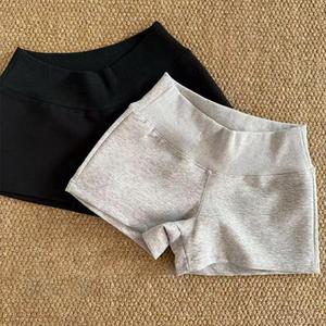กางเกงกีฬาขาสั้น สีเทา ลำลอง สำหรับผู้หญิง ใส่หน้าร้อน ใหม่ในปี 2025 เหมาะสำหรับกิจกรรมกลางแจ้ง ดีไซน์สาวฮอตเล็ก เอวสูง ทรงเอ ทรงสลิมฟิต กางเกงสุดฮอต