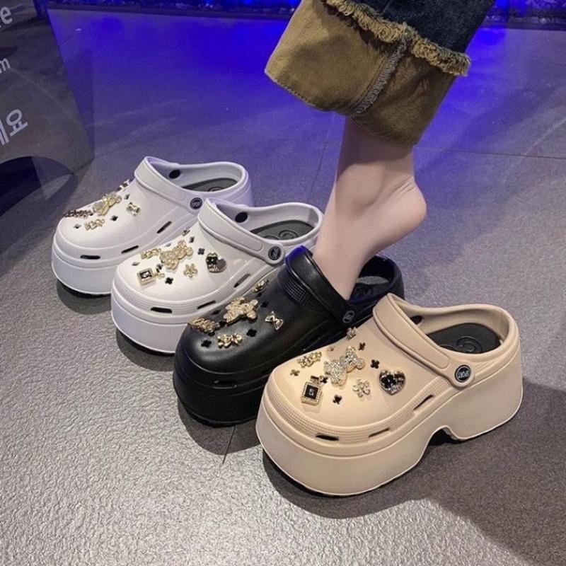 Sục Nữ Cross Nâng Đế 7CM Sandal Rọ Kèm Sticker Gấu ĐÍnh Đá Siêu xᶖnh Chống trơn Trượt Siêu Êm ,Bền ROSGAU DéP GiàY Women Quai Hậu