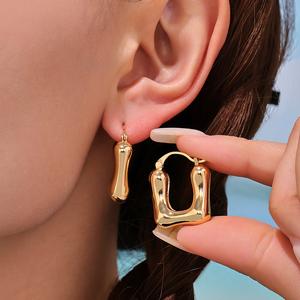 ต่างหูระดับไฮเอนด์ ดีไซน์ไม่ซ้ำใคร ทรงเรขาคณิตสีทอง 18K ต่างหูผู้หญิงดีไซน์ระดับไฮเอนด์ ผิวขัดเงา ทรงตัวยู ต่าง  หู  ห่วง เครื่อง  ประดับ  ผู้หญิง ตุ้ม  หู