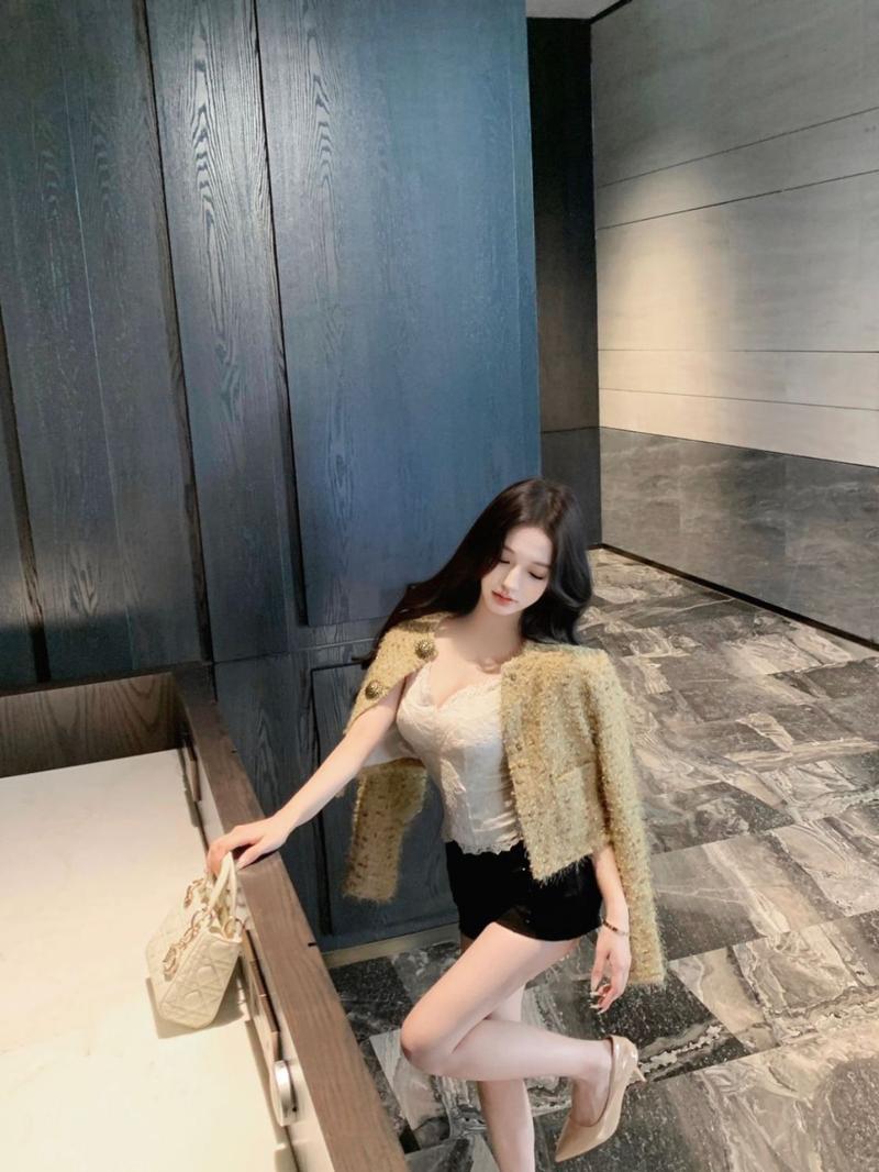Product Introduction of Áo Khoác Dài Tay Màu Đen Cổ Điển Phong Cách Cổ Điển Dành Cho Nữ, Mùa Thu Và Mùa Đông, Vải Tuýt Cao Cấp, Áo Cardigan Ngắn Thanh Lịch, Bán Chạy, Chứng Nhận Chất Lượng, Còn Hàng Top Women Jacket Voi 17