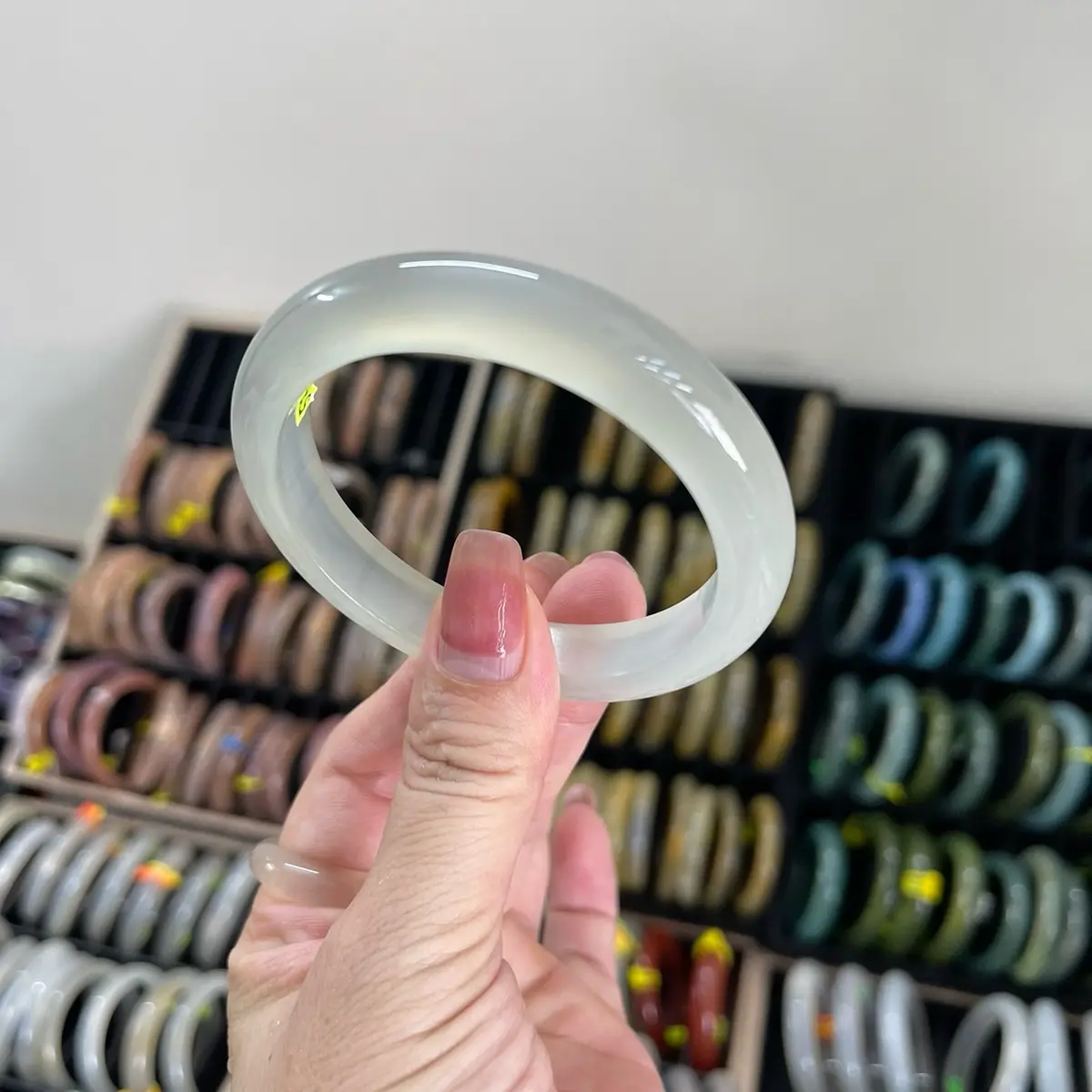 Vòng tay bản dẹp màu trắng bnq 5A cho chị em phụ nữ