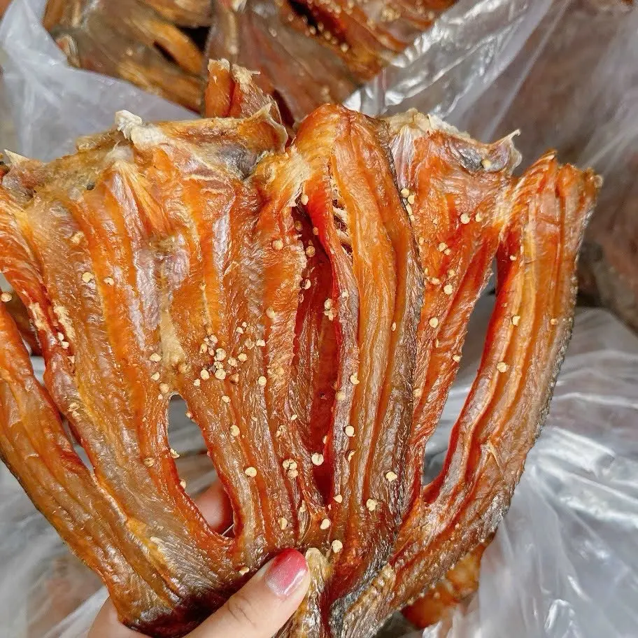 Khô lóc tiêu sọ khô cứng dùng để nướng chấm mắm me hoặc trộn gỏi
