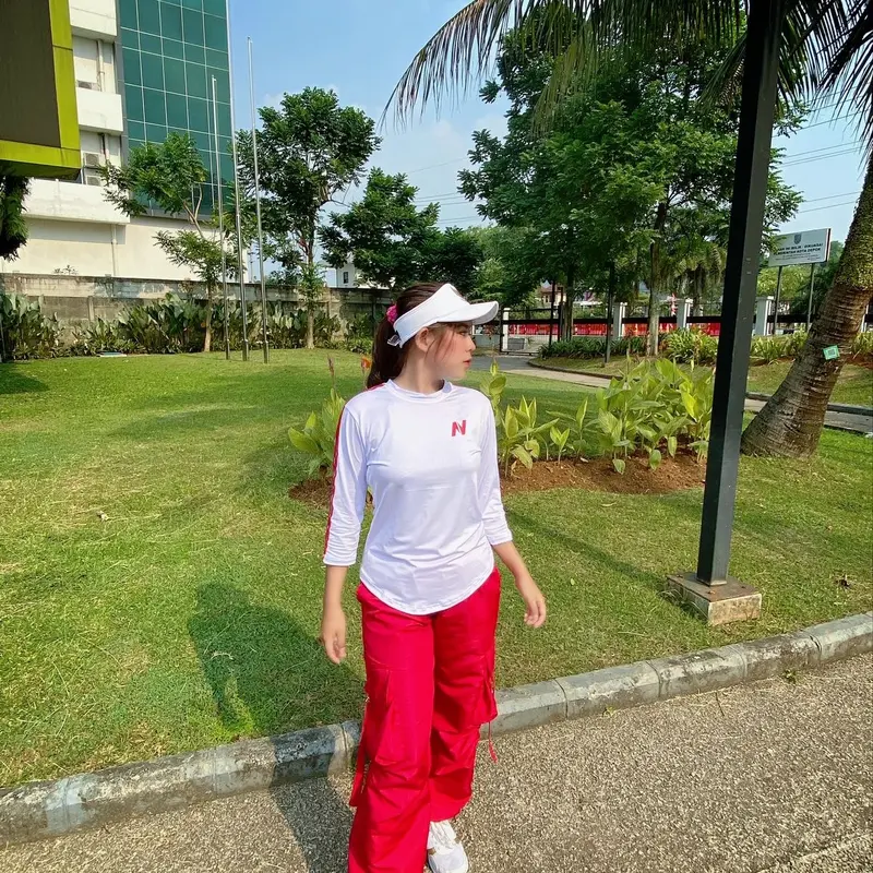 Setelan Senam Olahraga 1Set Mix Atasan N Putih Lis Merah dan Celana Cargo Harajuku Merah 4
