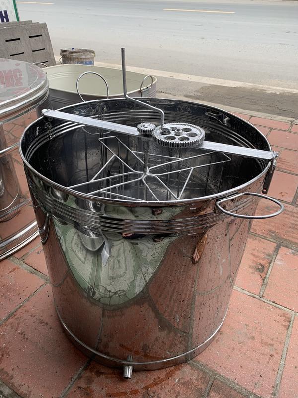 Thùng quay mật 4 cầu vỏ inox tay quay dứng 4