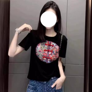 Áo thun cổ chữ V phong cách Trung Hoa mới, thêu nổi công phu, kiểu dân tộc, dành cho nữ, mùa hè, cỡ lớn, dáng rộng, vai chuẩn, tay ngắn