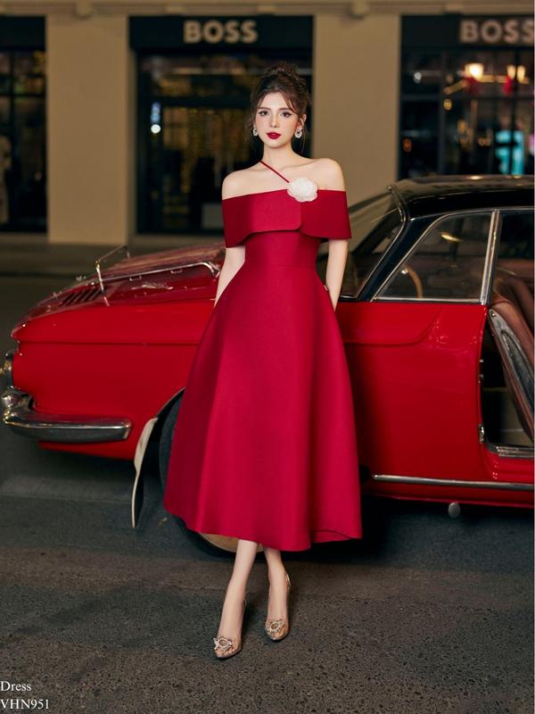 Váy tiệc trắng dáng xòe dài trễ vai dây chéo kèm hoa cài Tiin Store VHN951