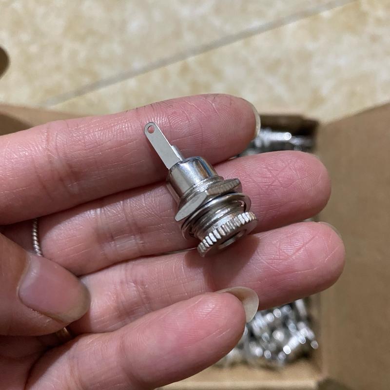 ổ jack sạc cái cho nguồn DC, chất liệu kim loại màu bạc sáng 1