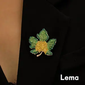 [Lema] Bros Warna Berbagai Daun Maple Berhias Batu Kristal Desain Unik Cocok Semua Elegan Cocok untuk Jas dan Mantel M117