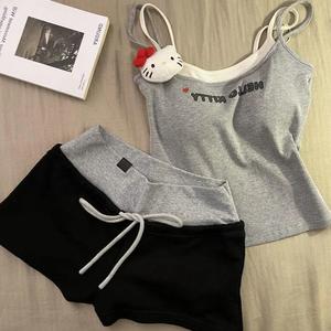 ชุดนอนสายเดี่ยว ปลอมสองชิ้น สำหรับผู้หญิง OOTD สไตล์ใหม่ในฤดูใบไม้ผลิและฤดูร้อน 2025 พร้อมเสื้อกั๊กตุ๊กตาและกางเกงขาสั้น ชุดเลานจ์