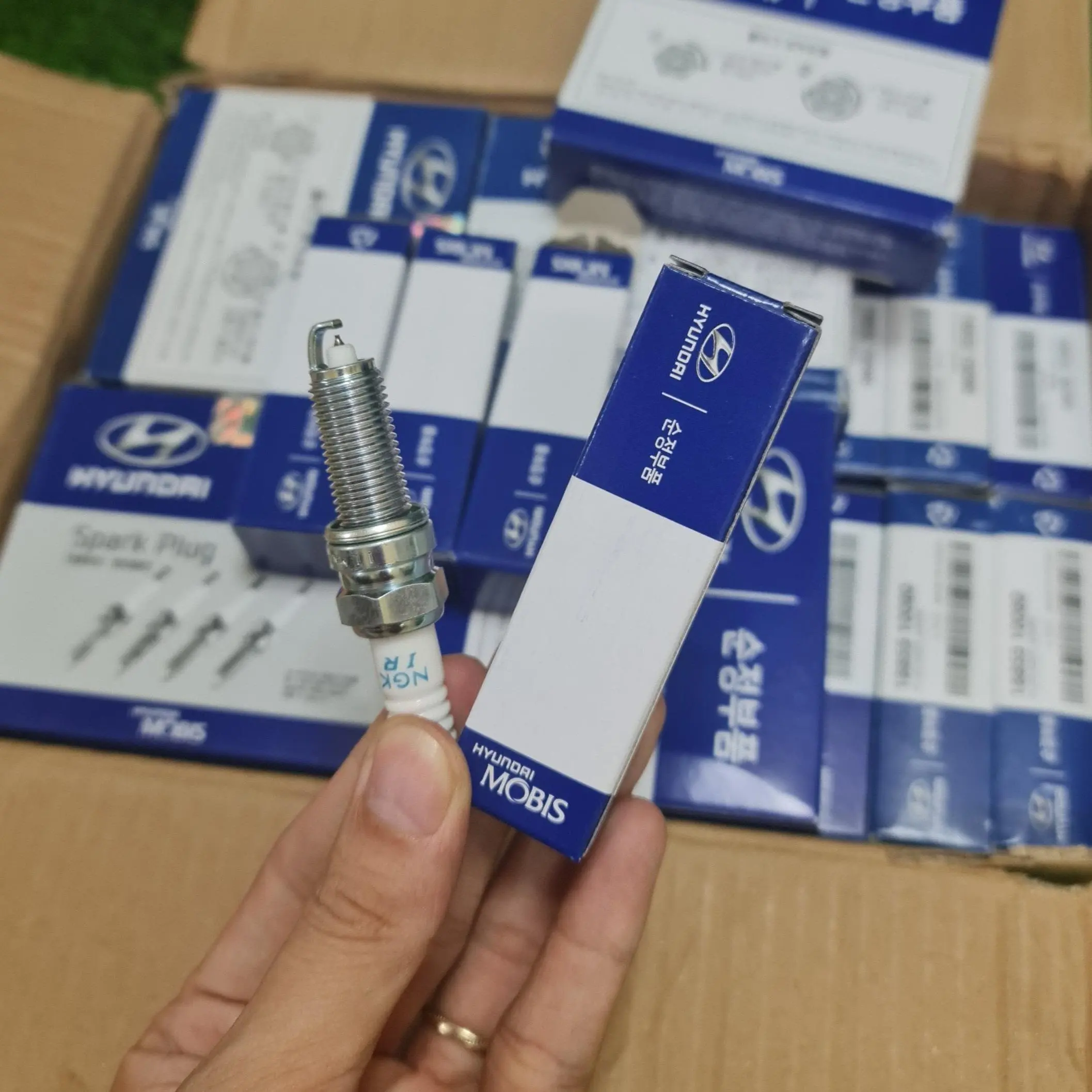 Bugi Iridium NGK dùng cho xe I10, Morning, Accent, Rio, Avante, Elantra, K3, Cerato, Forte, Soul. mã: CP-1885510080
