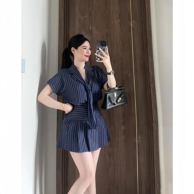 Sét Váy Nữ Hoạ Tiết Kẻ Sọc Gồm Áo Sơ Mi Cổ Vest Cavat + Chân Váy Cếp Ly Kẻ 6