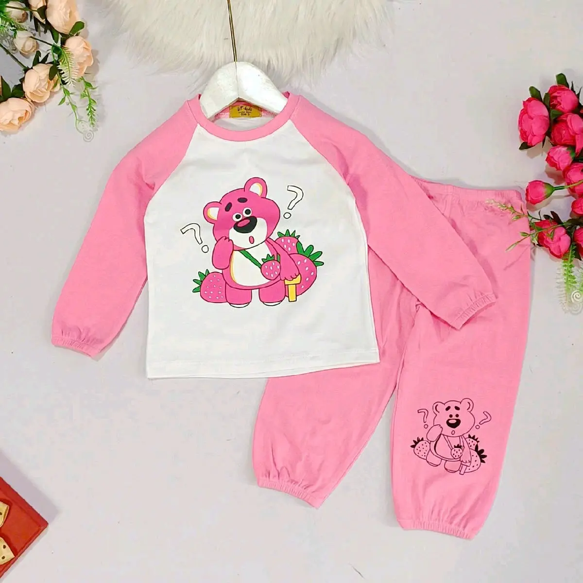 Bộ quần áo dài tay gấu dâu hot trend cho bé gái size 8-22kg