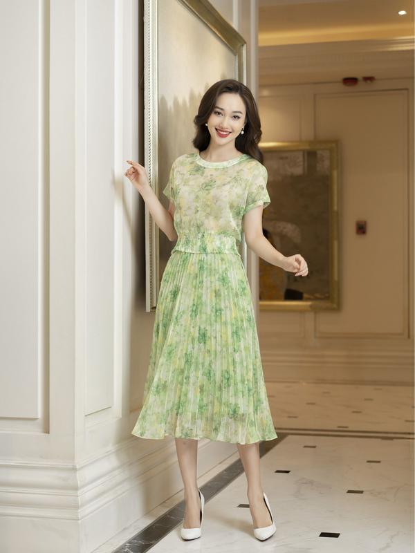 FIONA SET bô nữ Áo sơ mi bo gấu họa tiết chất voan tơ + Chân váy dập nhăn SETF552261