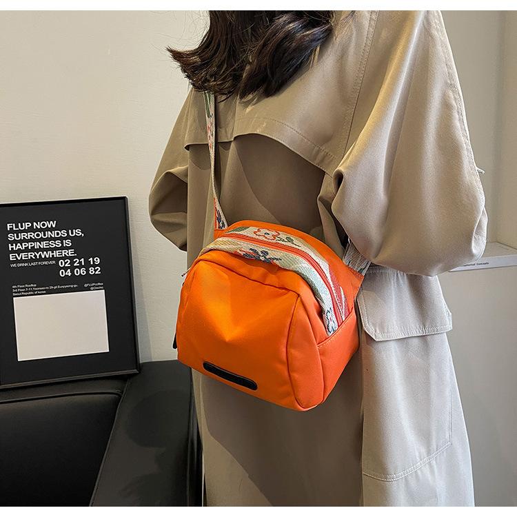 Product Introduction of Large Capacity Simple New Shoulder Small Cloth Bag Women's Messenger Bag Women's Bag Fashion All-Match Lightweight Oxford Cloth Shell Bag 23