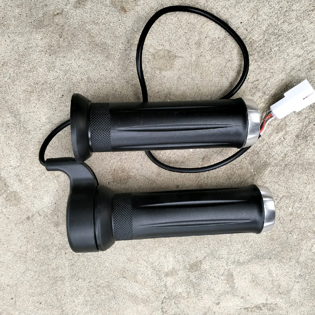 tay ga xe điện yadea x5, xmen neo chính hãng yadea Phụ Tùng Phụ Kiện Mâm den tro sang đèn trợ sáng