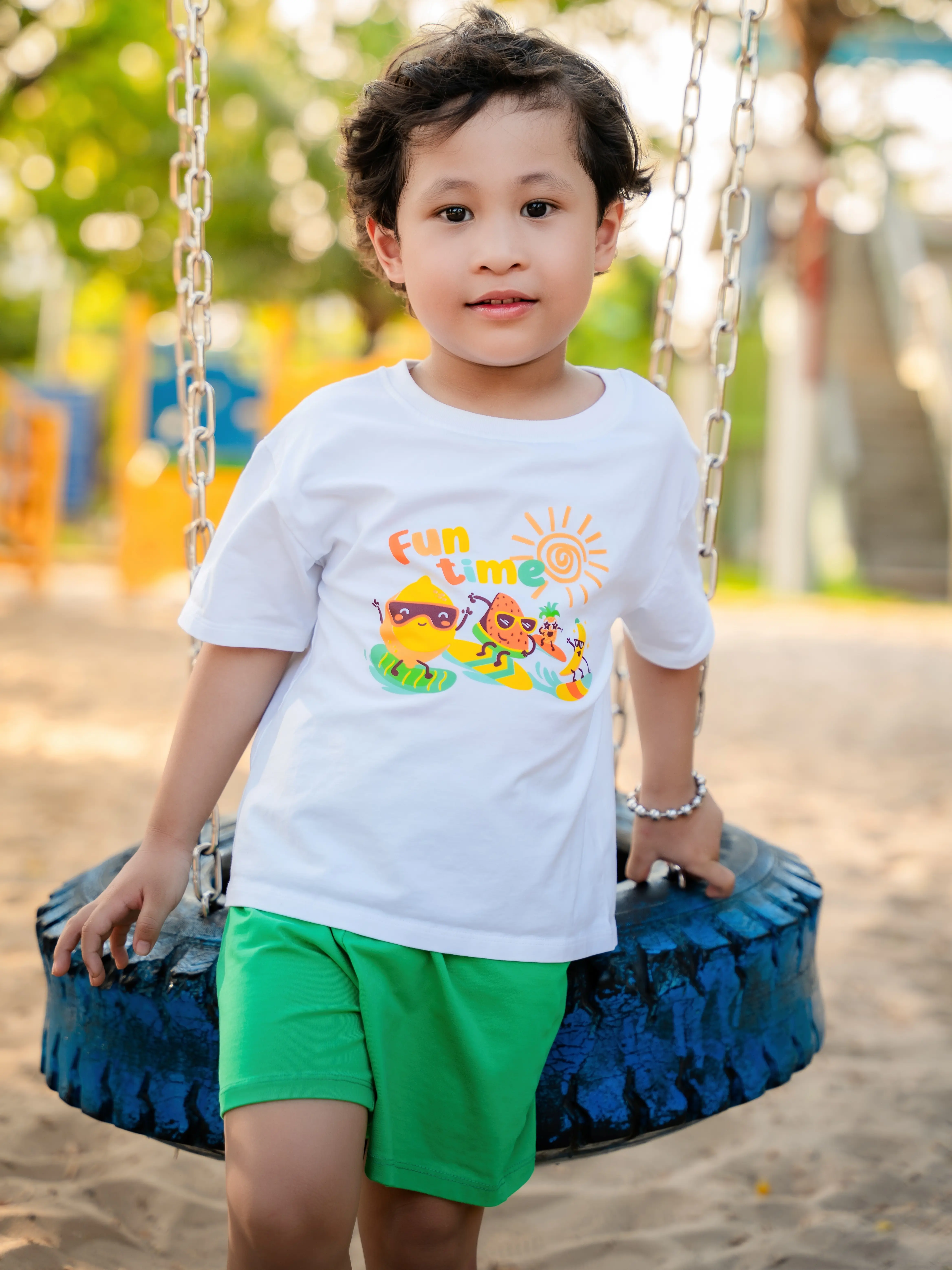 Bộ thun cotton Kakaft 95% và 5% spandex in hình tượng gà con và mặt trời. Chất liệu mát lạnh, phụ hợp cho thời tiết nóng của Việt Nam.