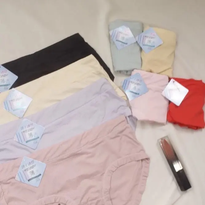 QUẦN LÓT NỮ MỀM MÁT HOẠ TIẾT TRƠN  Chất liệu : Cotton lạnh siêu mềm mại, thoáng mát cực kỳ.  Màu sắc : Toàn màu đẹp, tươi sáng, trẻ trung.  Free size cho các chị, các em dưới 60kg.