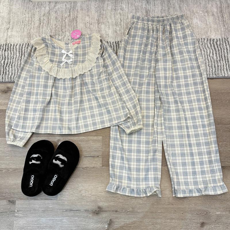 Bộ đồ ngủ mặc nhà Nữ Hh áo dài tay bồng cổ tròn cao Phối viền ren bản to lớn trước ngựcn đính 2 nơ tạo điểm nhấn quần dáng xoè rộng to hoạ tiết kẻ caro nhỏ chất liệu Nhung Tuyết mềm mịn êm mặc ấm thích hợp mặc Thu đông