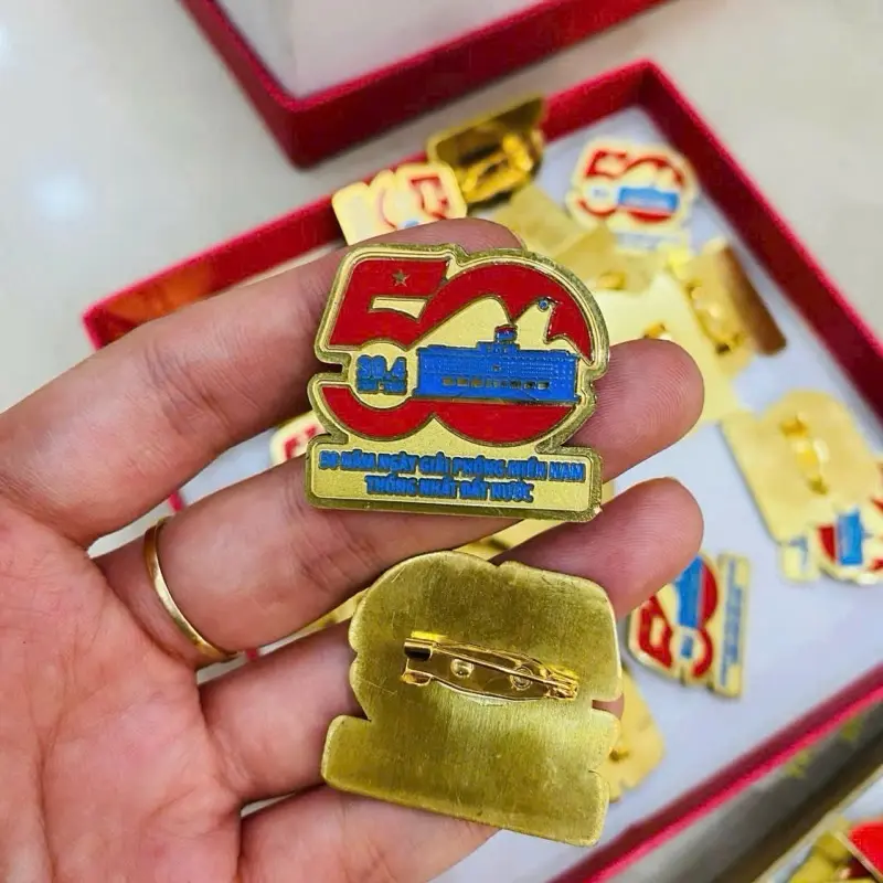Huy hiệu Kỷ niệm 50 năm Giải Phóng Miền Nam, Thống Nhất Đất Nước 2025, Cờ Giải Phóng và Combo Huy Hiệu A50 5