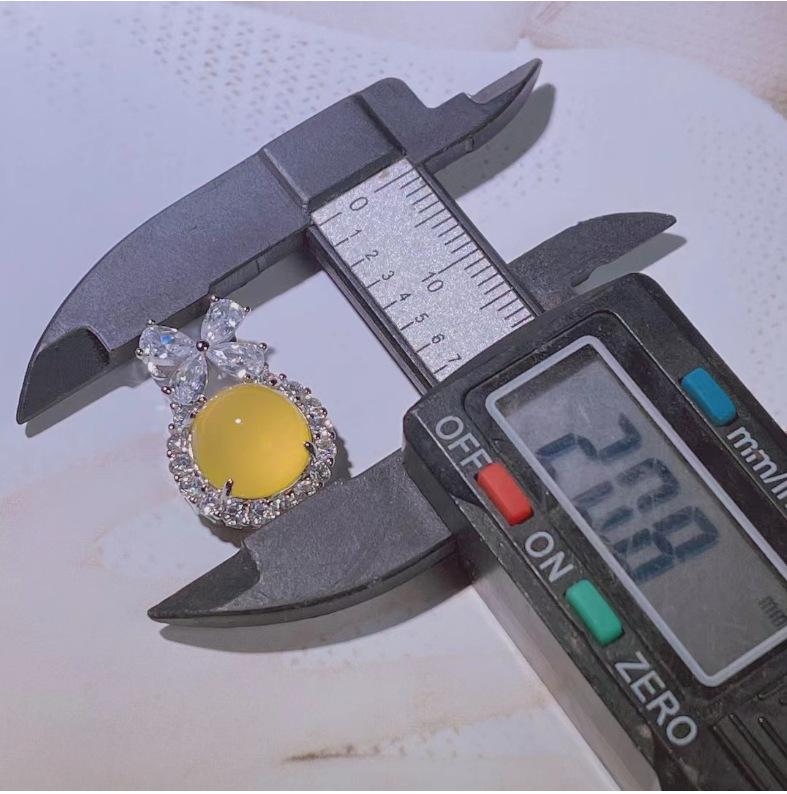 Product Introduction of Natural Gemstone Ice Chalcedony Pendant for Women, Jadeite Necklace Pendant, Escaping Princess Chalcedony Inlaid Green Agate Pendant 24
