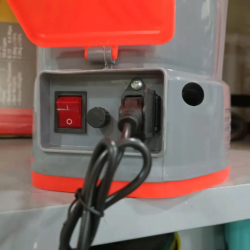 Sạc Bình xịt điện 12V. dòng 1.3A sach cho bình 1 bơm, 1.7A sạc cho bình 2 bơm, sạc đa năng 2.0A dùng được cho cả bình 1 bơm và bình 2 bơm. 2