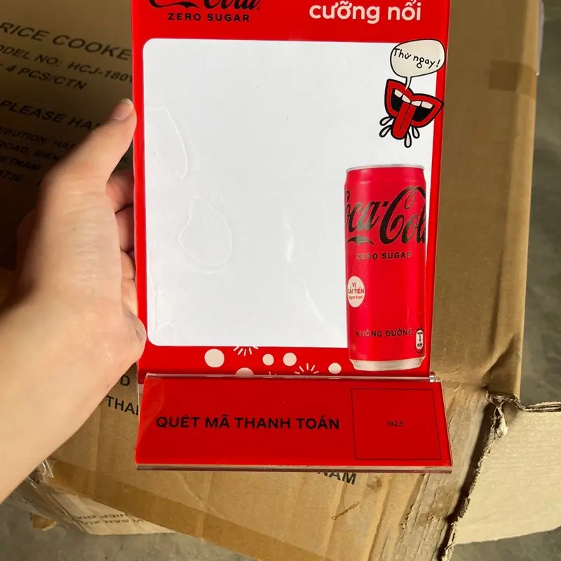 Bảng quét QR coca để bàn chất liệu mica kích thước 23x14cm 1