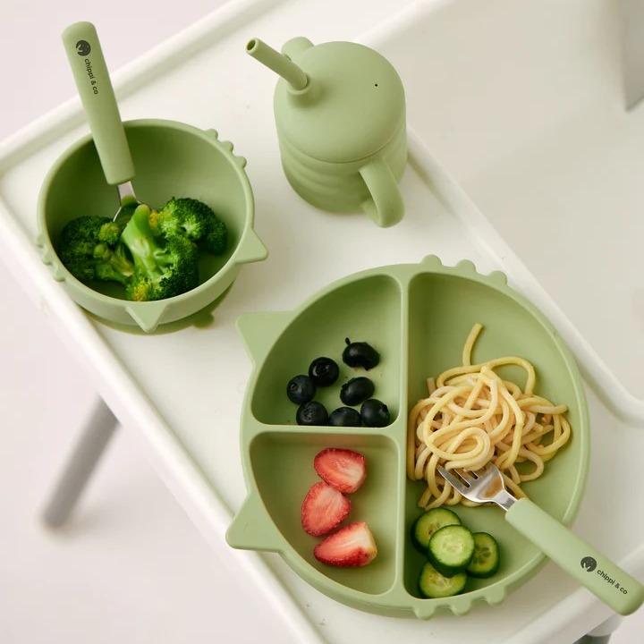  Bộ Ăn Dặm 5 Món Khay Bát Thìa Cốc Yếm Silicone Hình Mèo Dễ Thương Cho Bé CHIPPI & CO – 6M+ Chuẩn Hoa Kỳ Chống Lật Đổ Chịu Nhiệt Tốt An Toàn Tiện Dụng Cho Bữa Ăn Dinh Dưỡng Của Bé 