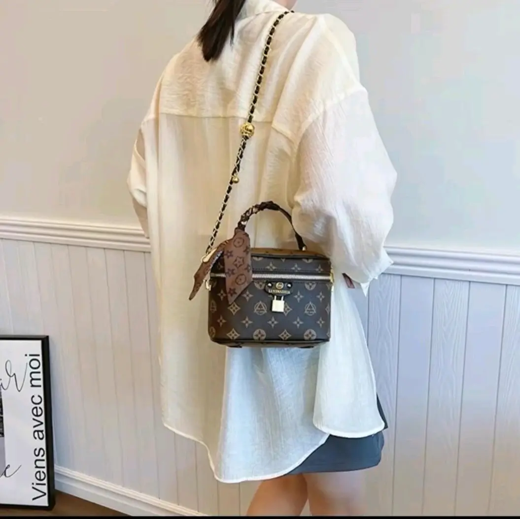 Túi cốp dẹt sz 18cm kèm phụ kiện ổ khoá tặng kèm khăn,phom cứng cáp cầm nặmg tay, lót nhung