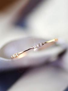 Anillo de compromiso elegante para mujer con decoración de diamantes de imitación, anillo de promesa minimalista y moderno, joyería clásica chic y delicada como regalo para novia