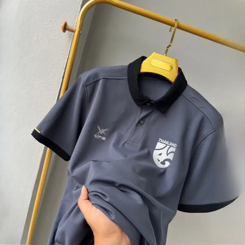 Áo Polo Nam, Liên Đoàn Bóng Đá Thái Lan, Thiết Kế Mới Nhất, Phong Cách Đơn Giản, Dành Cho Nam Và Nữ, Thời Trang Thể Thao Hàn Quốc, Nhiều Màu Sắc, Có Logo Đội Tuyển Quốc Gia, Đơn Giản Và Tinh Tế, Mặc Hợp Xu hướng, Thoải Mái Jean Menswear Ngắn Tay 5