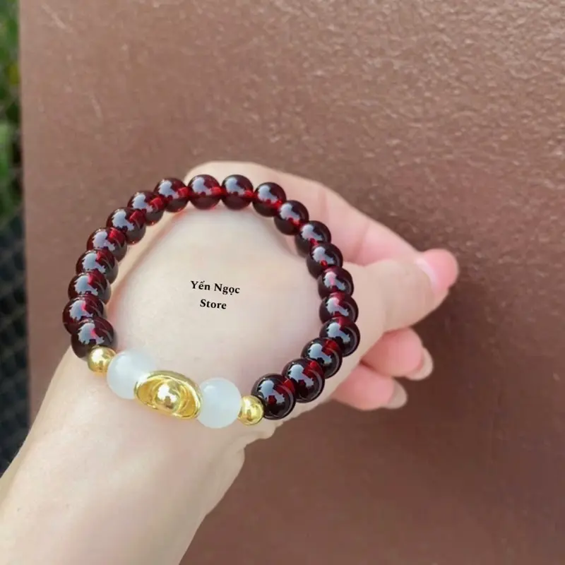Vòng tay nữ 8ly đỏ rượu vang mix charm thỏi vàng hút lộc_sự kết hợp mới nhất 2025 6