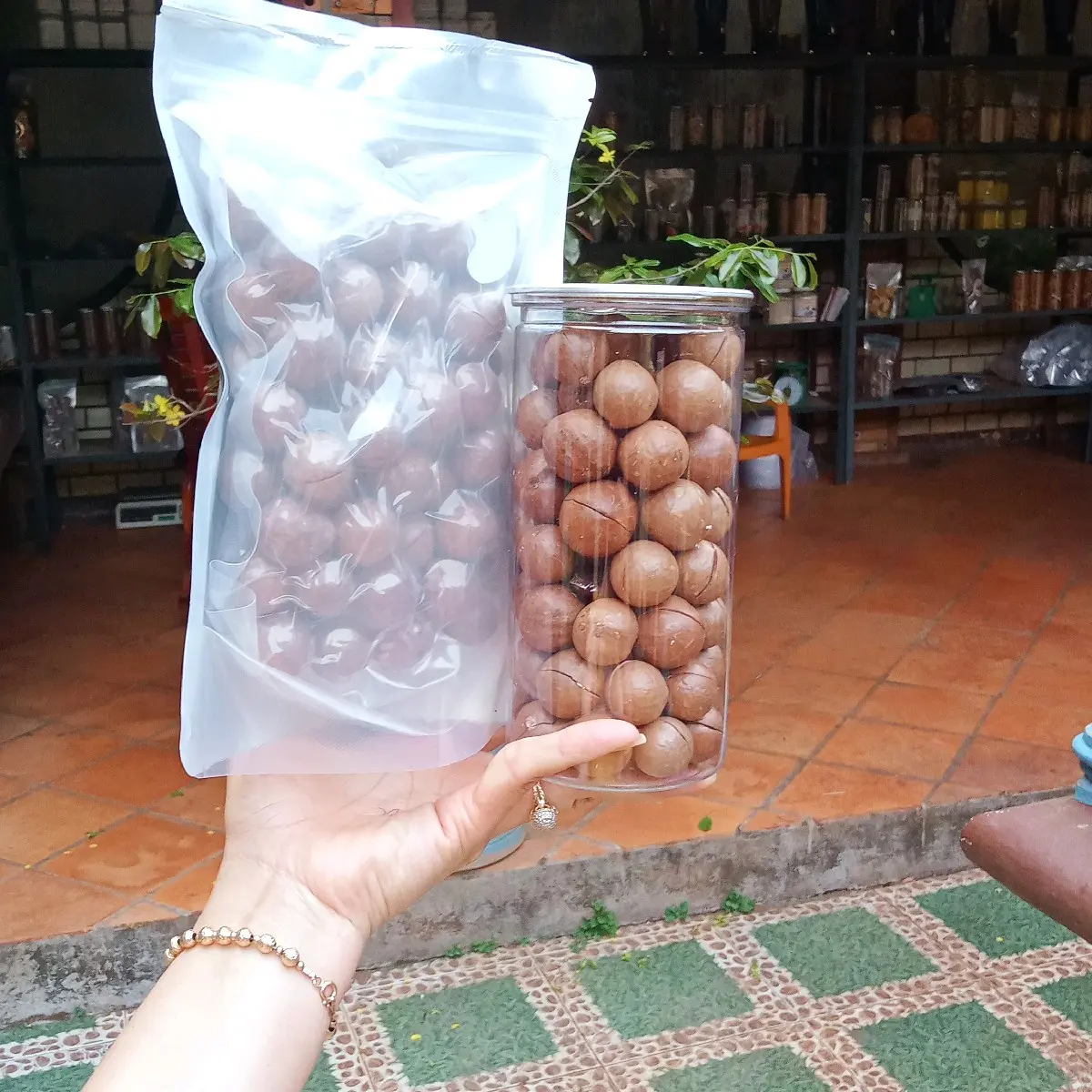 Com bo 1 kí hạt mắc ca size trung đóng túi hoặc hộp.