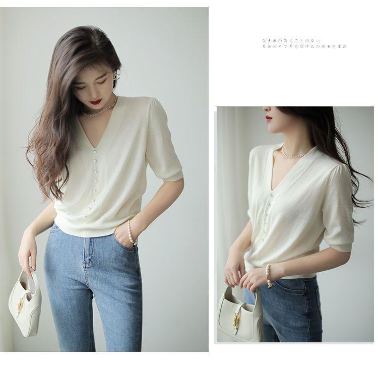 Product Introduction of Áo Len Cổ Chữ V, Nhẹ Nhàng Và Thanh Lịch, Trang Trí Ngọc Trai, Quần Áo Nữ, Hàng Mới Về Hàn Quốc Mùa Hè 2025, Dễ Phối Đồ, Áo Trông Trẻ Trung Women Top áo  len xinh Nhung 2