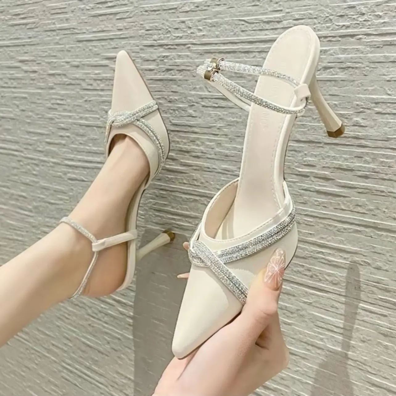 giày Cao gót bít mũi phối đá trẻ trung , 2 màu đen - trắng , gót 5-7-9cm