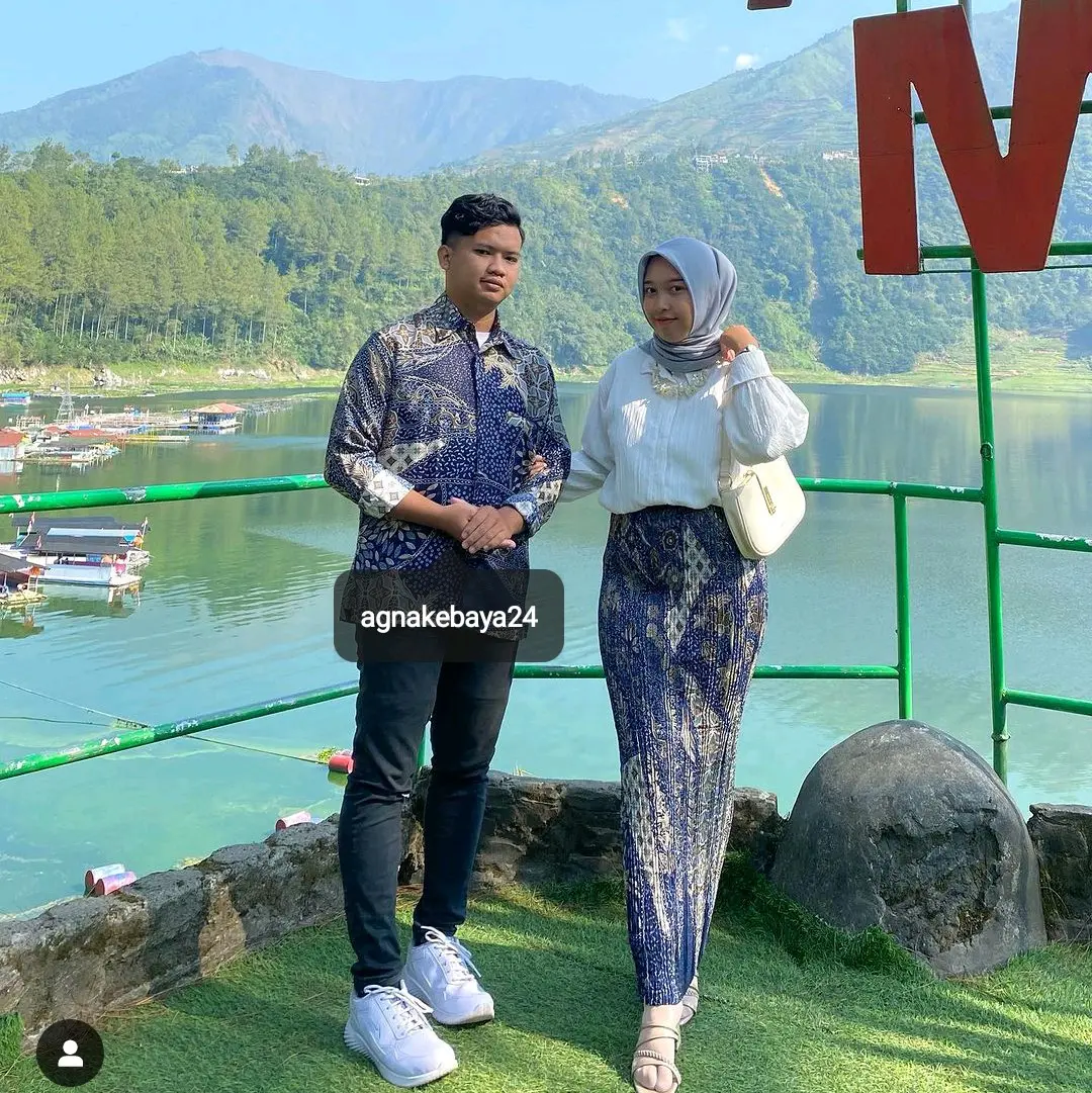 Baju Couple Batik Kemeja Lengan Panjang dan Rok Plisket Semi Sutra - Motif Pasangan Wanita Kondangan Bunga Bunga by.agnakebaya