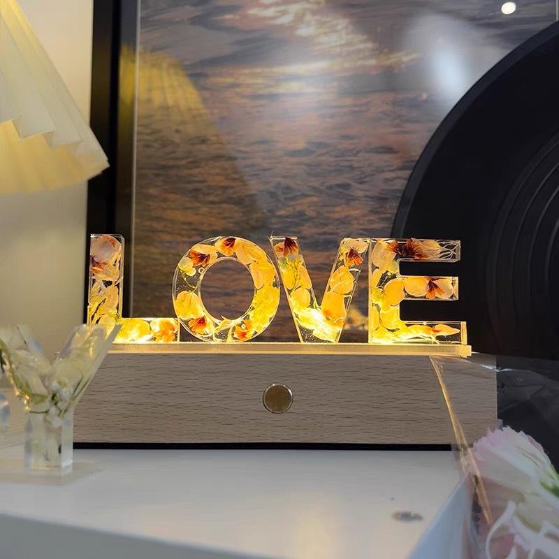 Đèn ngủ theo tên, đèn ngủ hadnmade bằng keo resin nao gồm đế đèn, khuôn, keo resin, hoa khô