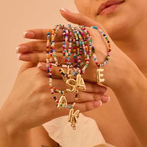 Loket 26 huruf Dopamine, Gaya Bohemia, Menampilkan Mutiara dan Batu Alamiah Berwarna-warni, Kalung Bertali, Trend Fesyen.