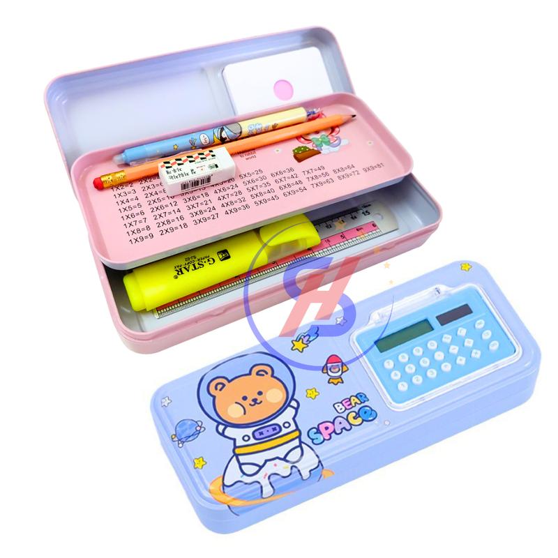 Hộp Đựng Bút Bằng Thiếc Cao Cấp Có Tích Hợp Máy Tính B294, Hộp Bút 2 Ngăn (Giao Mẫu Cho Bé Trai Và Bé Gái)