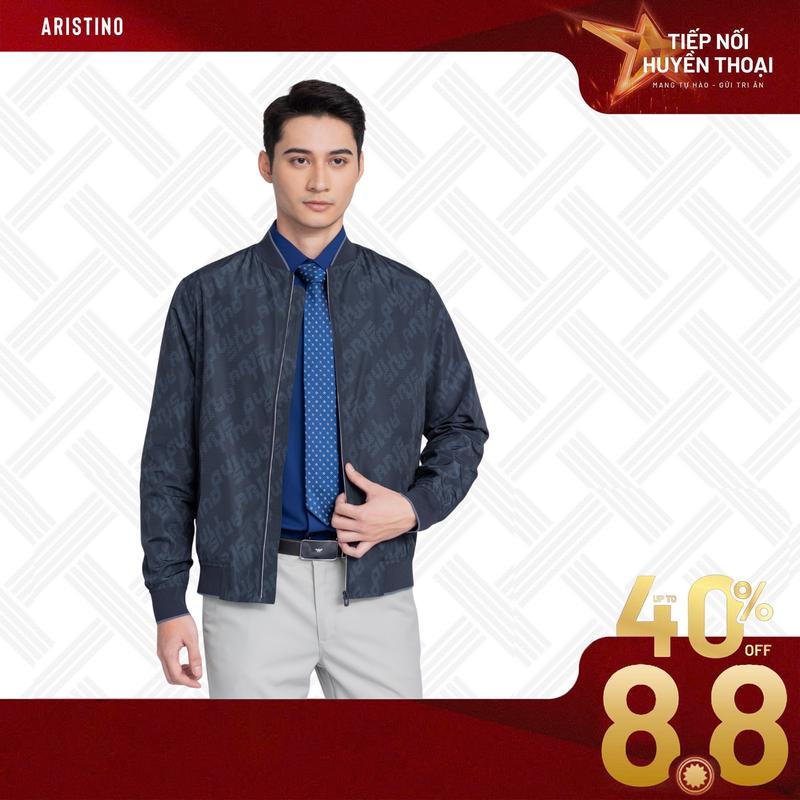 ARISTINO Áo khoác nam 2 lớp thiết kế trẻ trung với cổ áo bomber và phần bo tay, họa tiết monogram ARISTINO xếp sáng tạo mang lại sự khỏe khoắn, mạnh mẽ AJK030W3