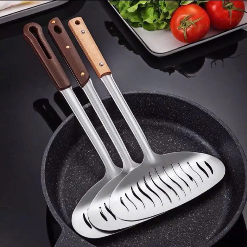 ￼Dụng Cụ Lật Cá Rán Cao Cấp Chuyên Dụng Cho Nhà Bếp, Chất Liệu Inox Không Gỉ, Cán Gỗ Chống Nóng An Toàn Tiện Lợi