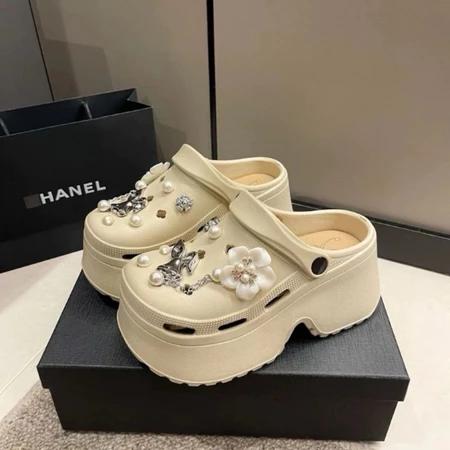 Dép sục nữ đế cao 7cm với sticker thỏ hoa mai đế cros 2 lớp chất liệu eva siêu nhẹ - Shoes DéP 