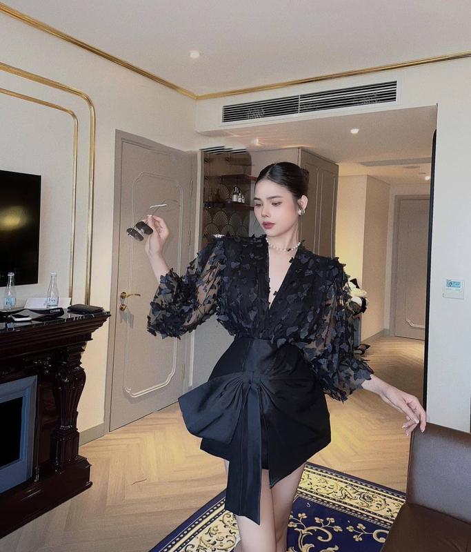BASIC.CHIC Set áo hồ điệp + chân váy tafta nơ eo 2 màu đen trắng 2