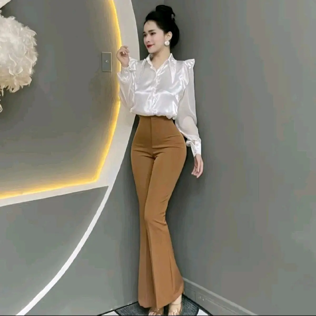 Quần loe cao cấp dài 102-108 cm (1 cúc ), chất vải mango nhật,co giãn đàn hồi tốt,mềm nhẹ, không nhăn nhàu. Ống Loe Pants Voi Ong
