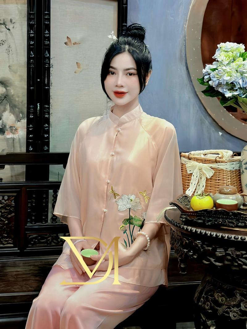 Product Introduction of Bộ Đi Chùa Áo Voan 3 Lớp Cổ TRụ Hoạ Tiết Thêu, Mã P68 19